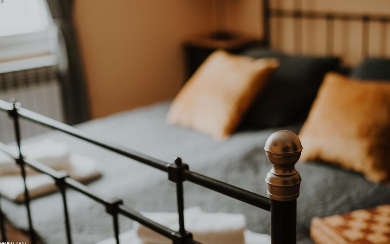 linhinnmm Gold Curtain Rods Review: Do These Adjustable Rods Really Hold Heavy Drapes?