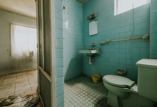 Fix Dry Damaged Hair With the Right Bathroom Routine