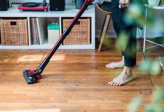 Cordless Vacuum for Mixed Floors: What Specs Actually Matter