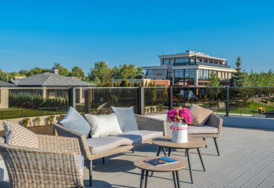 Outdoor Furniture Materials Compared: Teak, Aluminum, Resin Wicker and HDPE