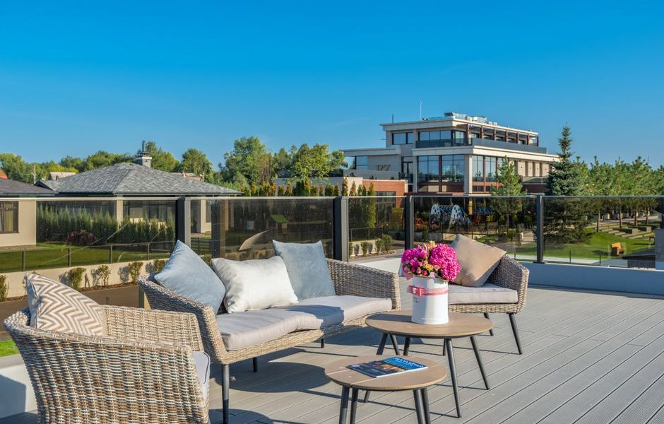 Outdoor Furniture Materials Compared: Teak, Aluminum, Resin Wicker and HDPE
