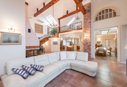 Tile Flooring for Hot Weather: Porcelain vs Natural Stone